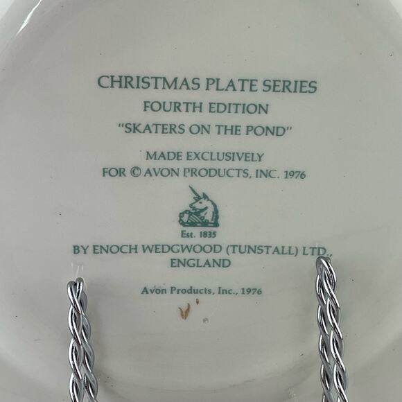 Vintage Avon Christmas Plate 1975 "Skaters on the Pond" Fourth Edition - Picture 6 of 10